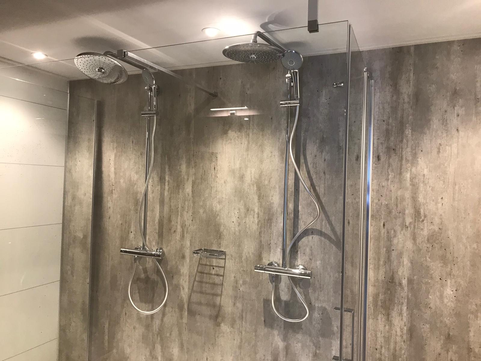 Doppelte Regendusche